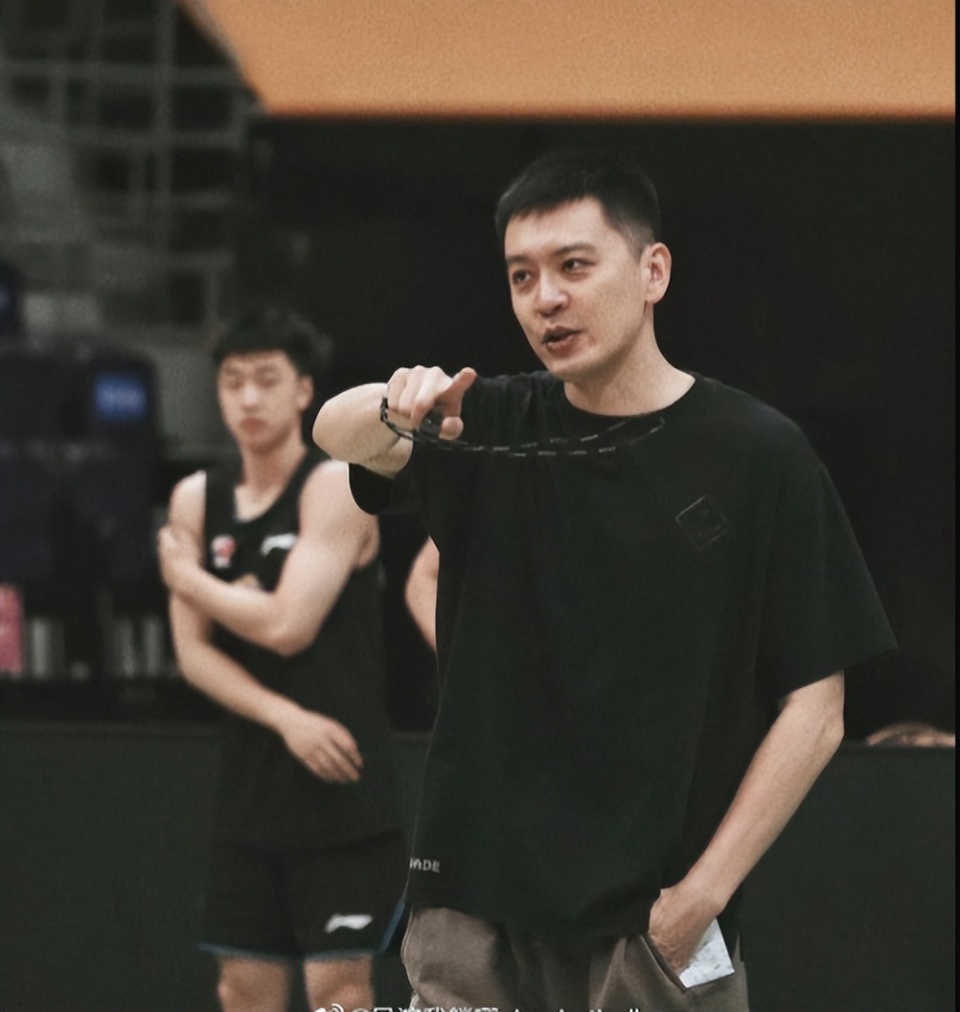 杨鸣:新疆队0-2落后背水一战 我们要比主场打得更凶狠