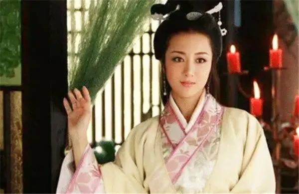 他的父亲被张飞斩杀,母亲被曹操霸占,长大终成一代名将