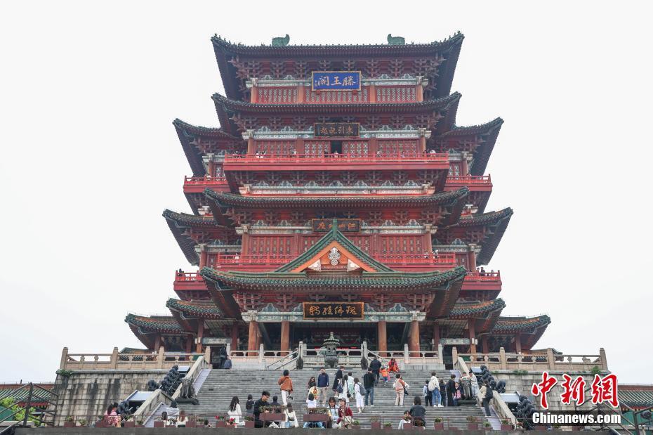 江西南昌清明假期江南名楼滕王阁引游客纷至沓来