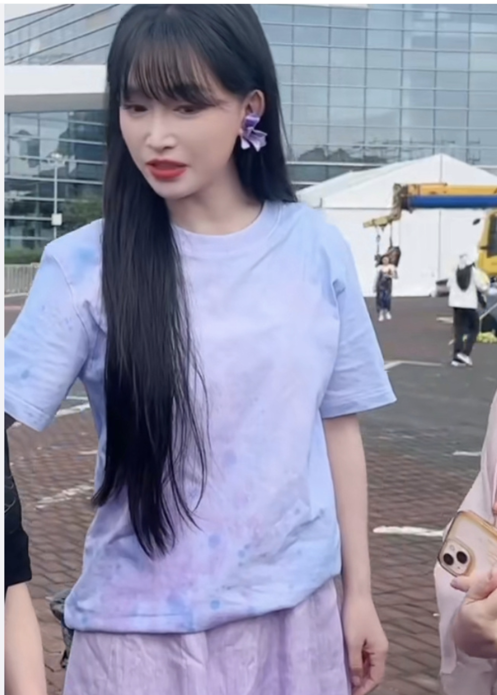 李子柒在成都传递火炬:穿白t恤梳着高马尾,清纯养眼如女大学生