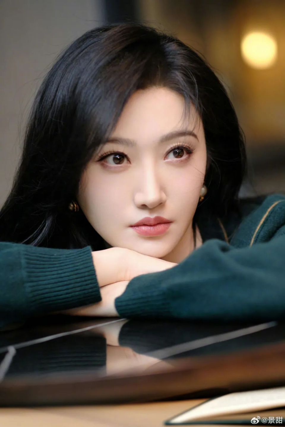 再加上大眼睛,双眼皮,精致的鼻梁与饱满的嘴唇,完全就是小说和漫画中