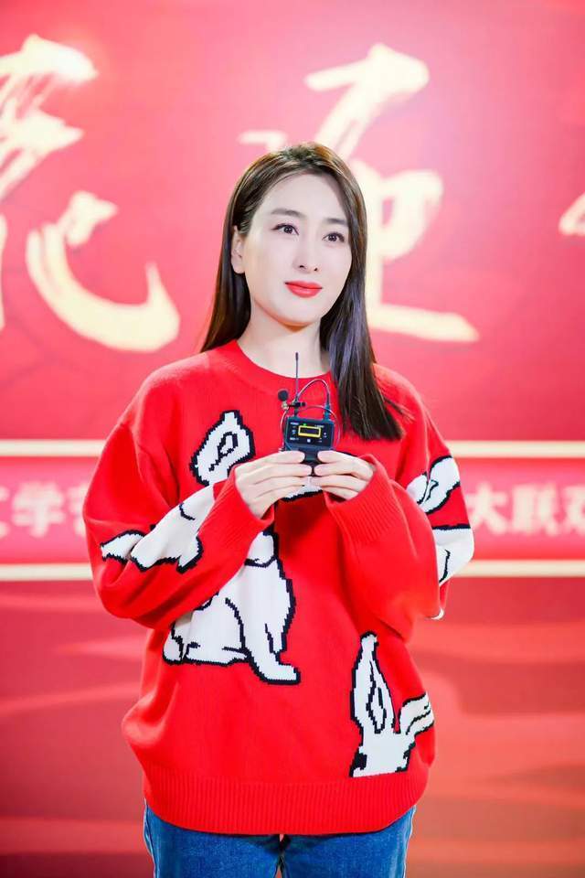 黄毅清通过网络发布虚假信息,不仅对马苏个人造成了伤害,也对社会公共