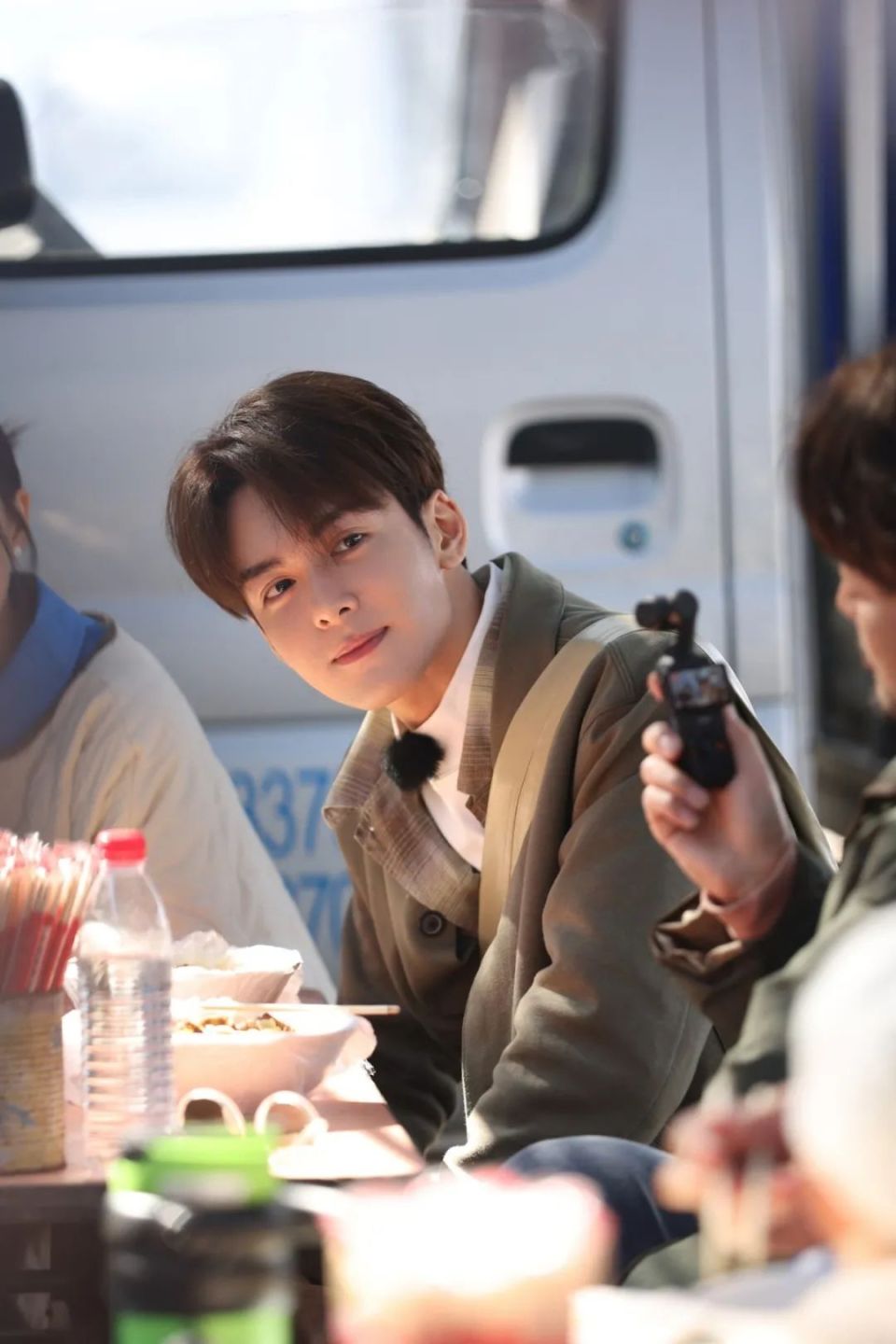 吃面时,张颂文和路人合影被说"把着爷爷",好友林家川在线调侃,让