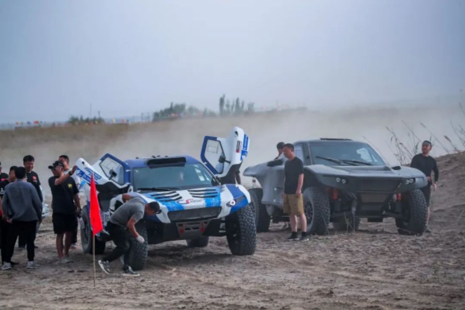 中国越野新力量   cr7t1 赛车亮相2024环塔拉力赛