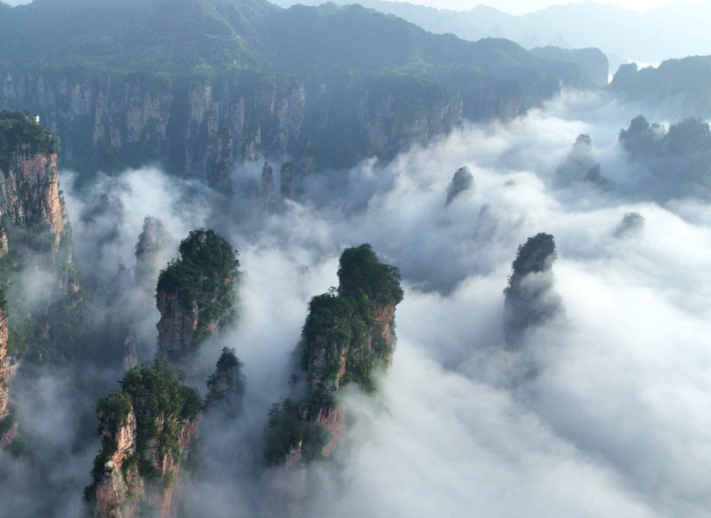 湖南张家界武陵源水绕四门峰林如画百龙天梯云海壮阔