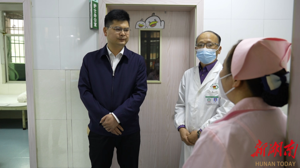 5月9日,鹤城区委副书记,区长郑明明走访慰问奋战在一线的"白衣天使"
