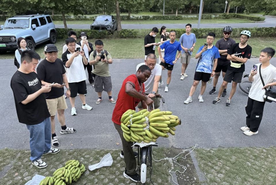 黑人斜眼笑表情包图片