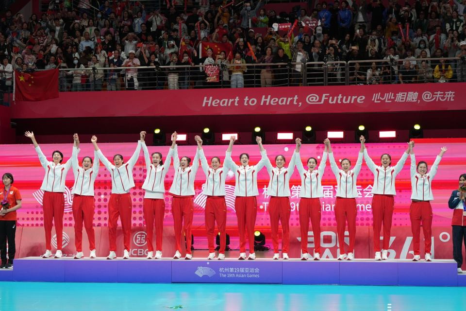 颁奖时刻!中国女排站上亚运冠军领奖台!-腾讯新闻