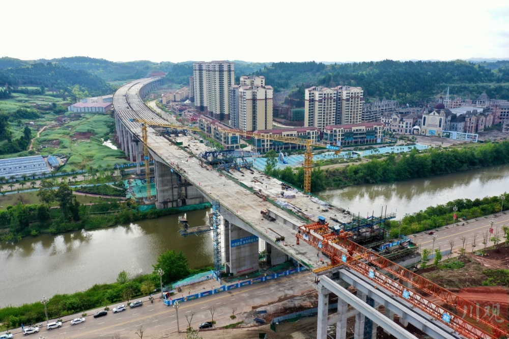 c视频成南高速扩容项目大英段重点工程郪江特大桥预计下月底合龙