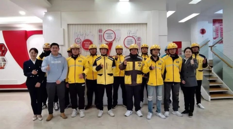参与救人的其中一位外卖骑手孙晓伟是一名"00后",据他回忆,事情发生在