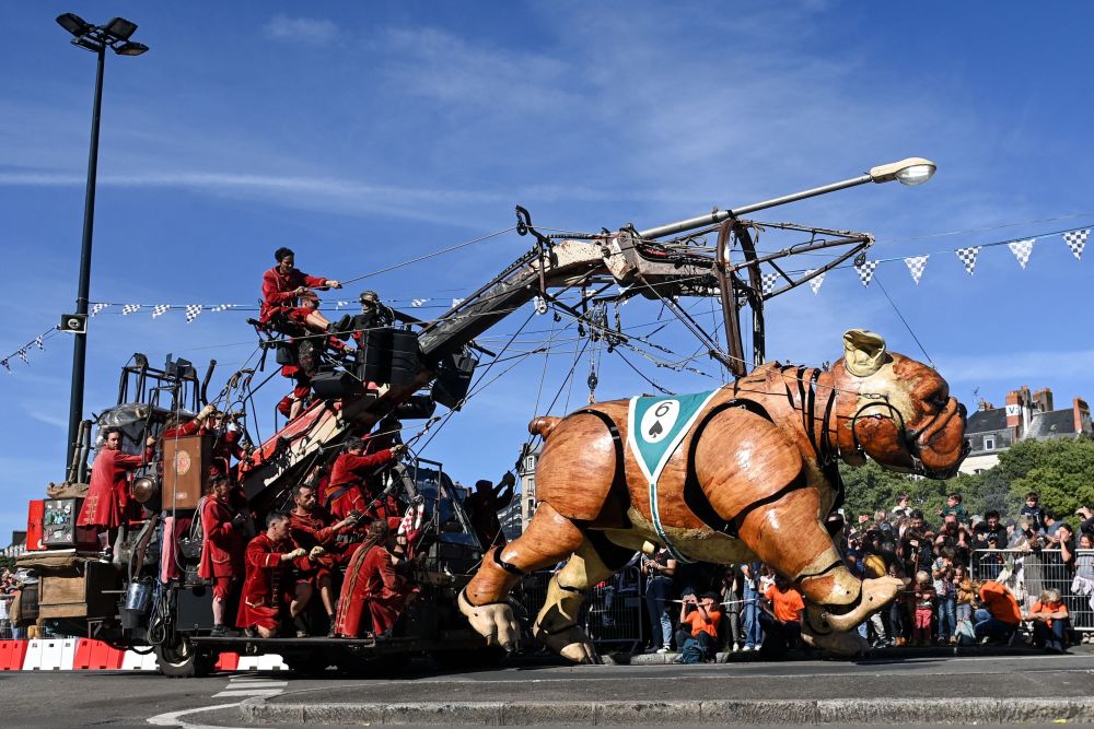 法国街头的巨型斗牛犬木偶_腾讯新闻