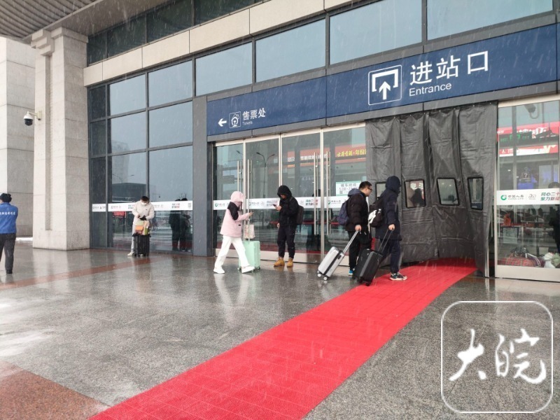六安火车站广场全天候铲雪融雪_腾讯新闻