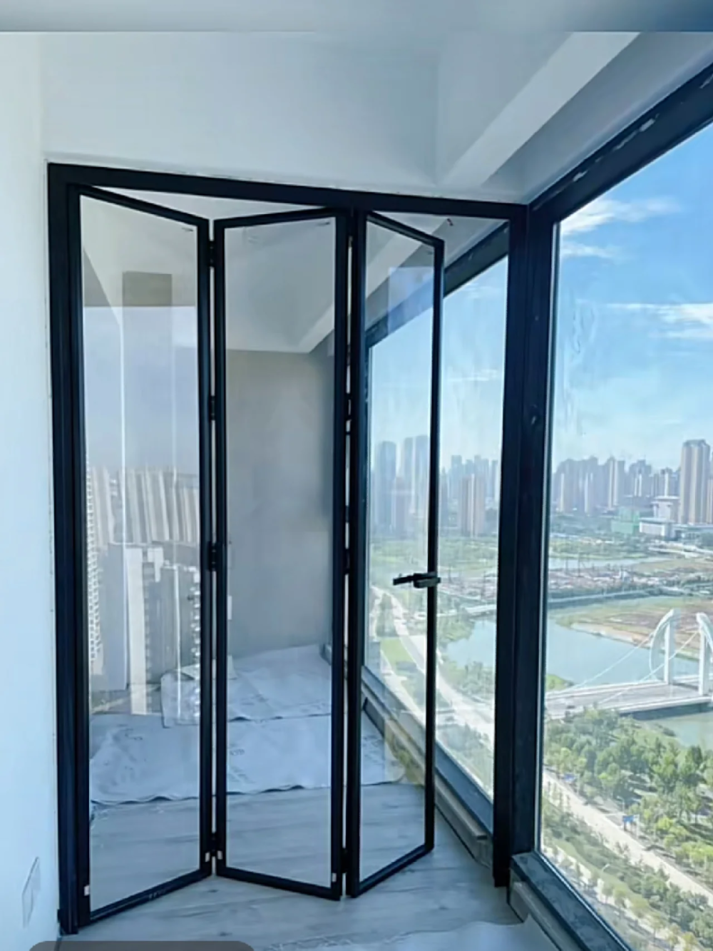 ①金属 玻璃:2,折叠门常见材质而折叠门