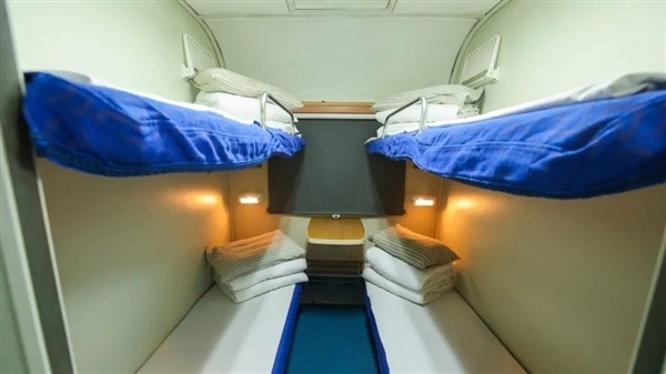 全国罕见的蓝色双层列车上线:宝鸡开往重庆 软卧硬卧都有!