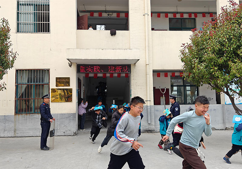 安徽省淮南市农村寄宿制学校凤台县尚塘镇中心学校联合当地派出所