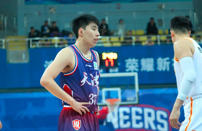 作为一名身高接近2米1的内线,杜伯超在天津这样一支有后卫传球的球队