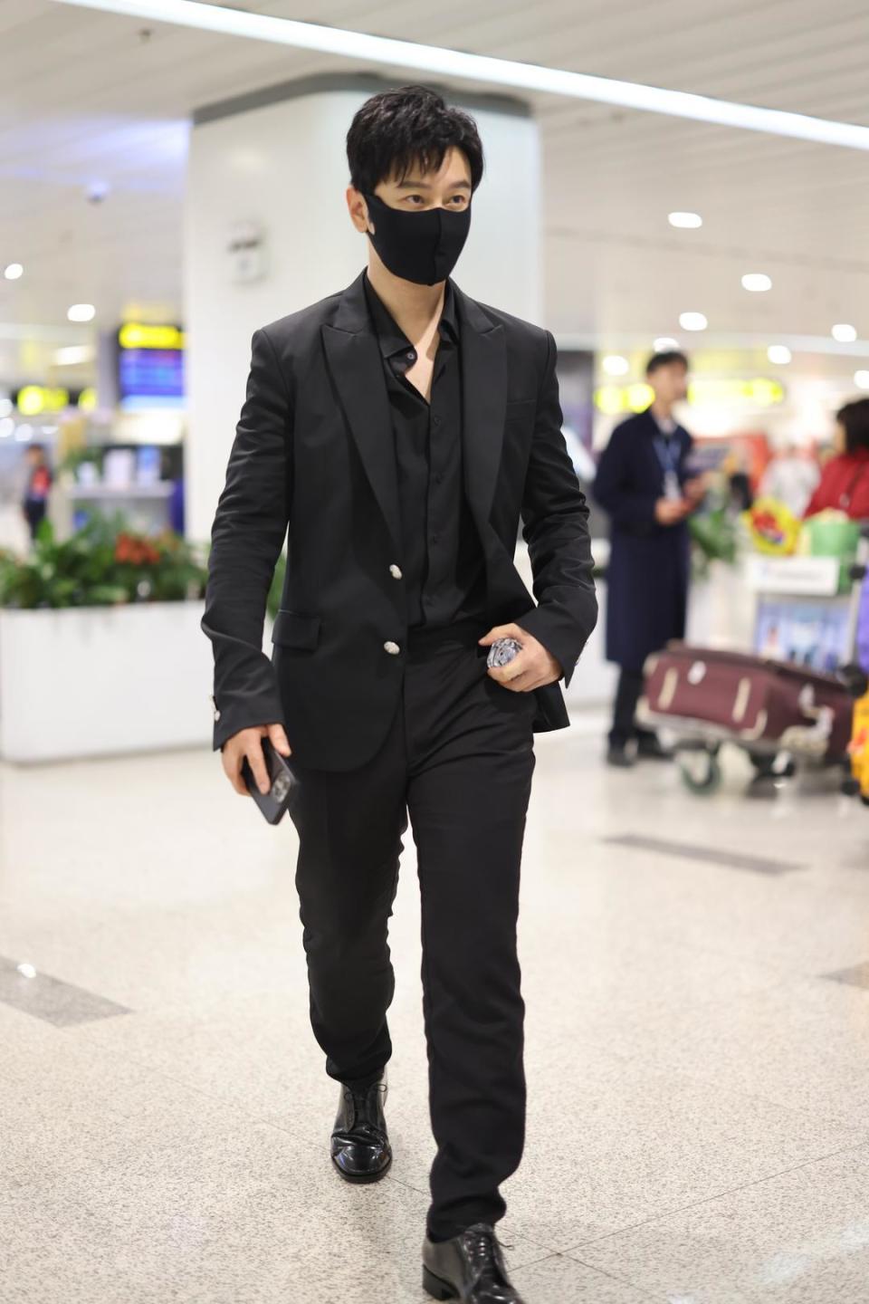 黄晓明肚子怎么变大了网友得知真相后点赞