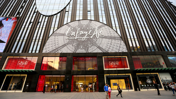 跟随法国总统马克龙一起来的,还有老佛爷百货在华计划:至后年门店数达