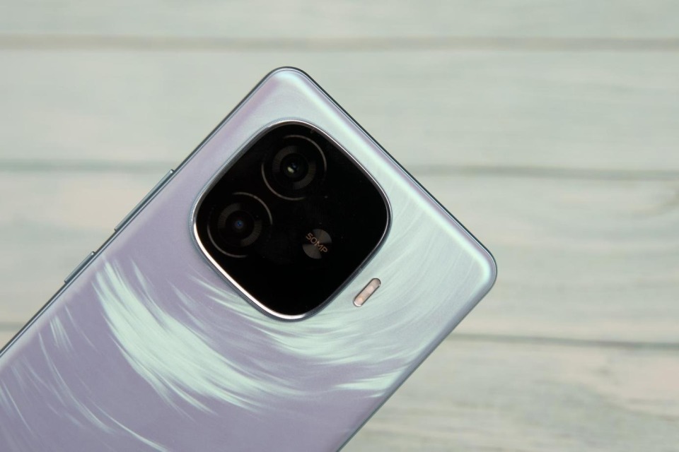 如果将游戏画质切换至hdr模式,那么y200 gt则会以稳定90 fps运行,机身