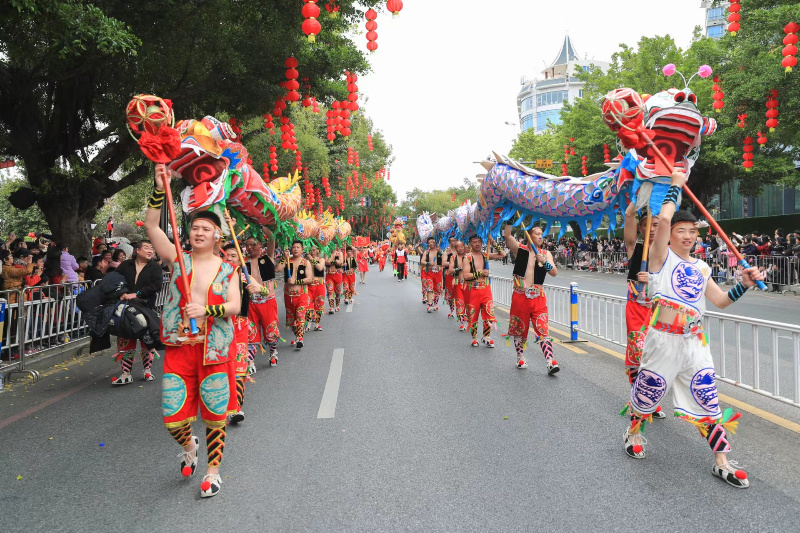 2月24日上午,"舞动中国龙"——龙舞大巡游活动现场.