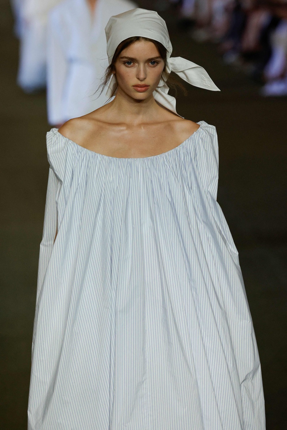 6月29日,模特在法国巴黎男装周上展示jacquemus品牌2026春夏时装新品