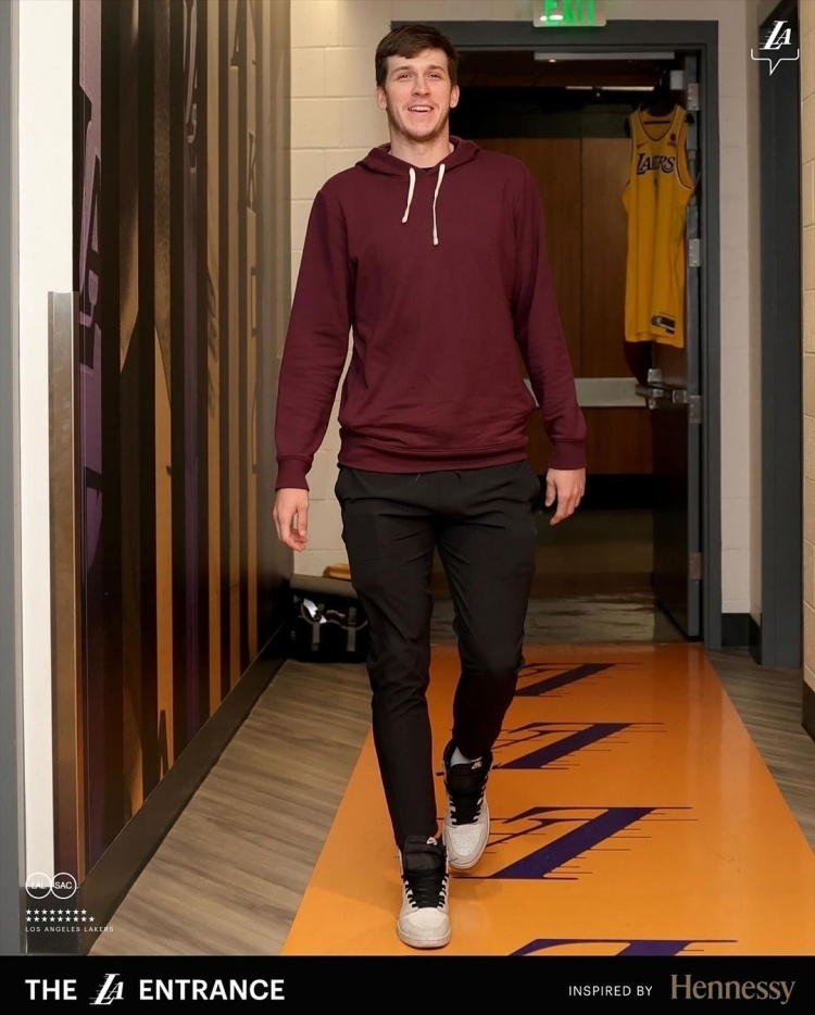 湖人全队穿搭詹姆斯低调黑卫衣八村橙色上衣融入背景