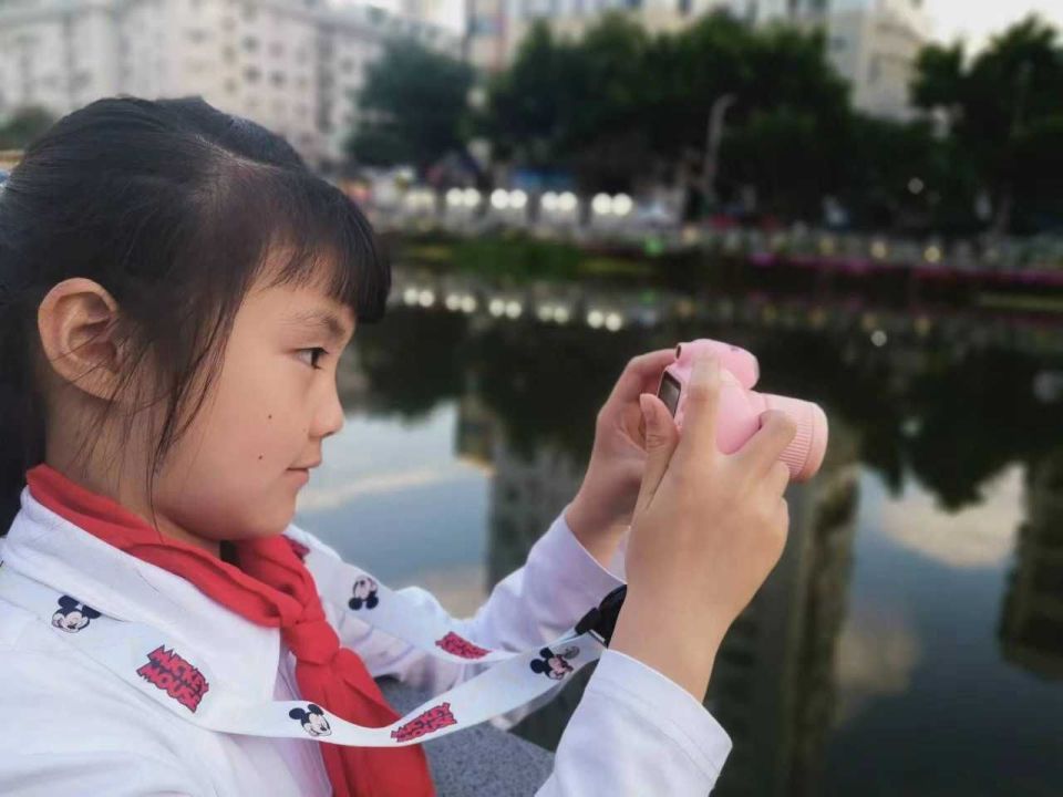 继亚运龙舟"上天"后,瑞安小姑娘又画传统龙舟了