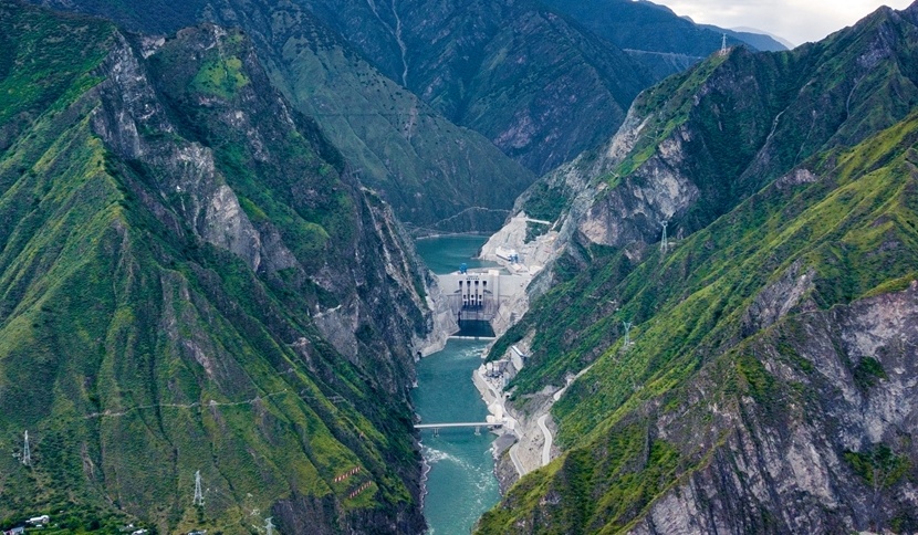 雅砻江流域水风光一体化基地累计发电量突破1万亿千瓦时