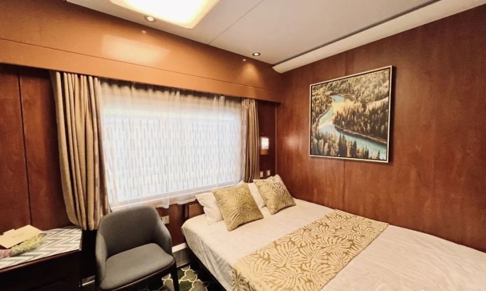 03金钻车厢蓝钻车厢每节车厢可乘坐28名游客,由7间软包组成,车厢