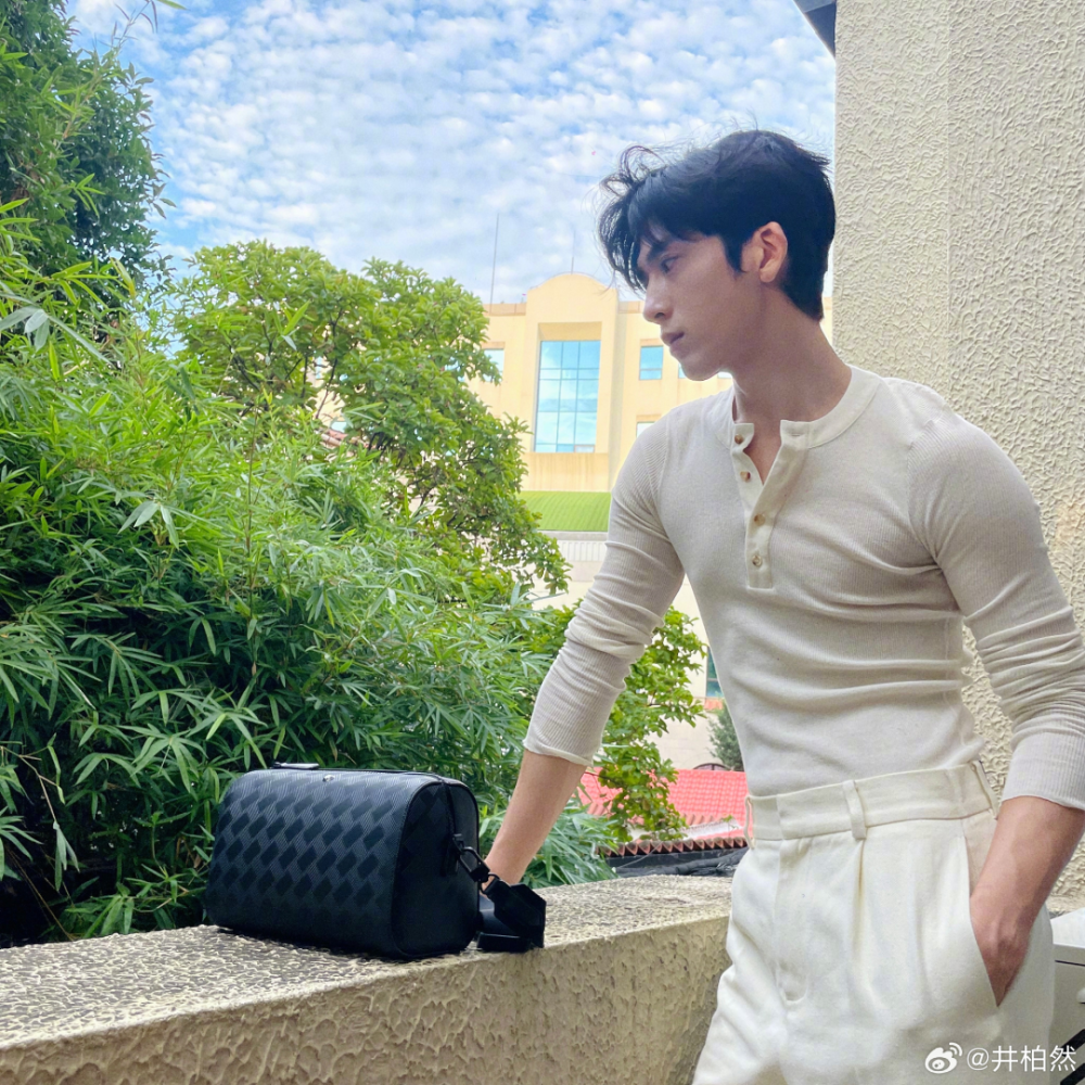 果然,有了点肌肉线条后,穿很多衣服的感觉也会不一样.