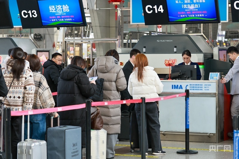 新春走基层丨“飞机医生”守护万家团圆_腾讯新闻
