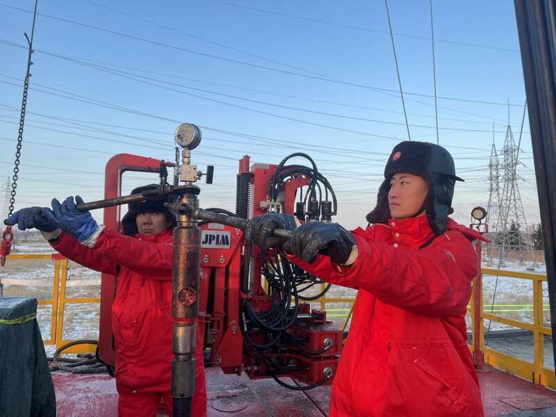 【新春走基层】大庆油田:410小队坚守一线抢修排险_腾讯新闻