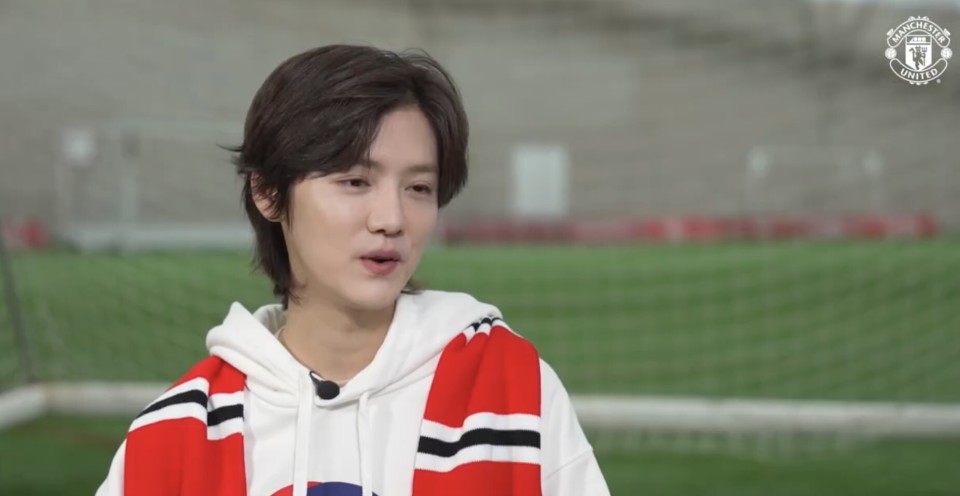 鹿晗接受曼联官方采访:c罗离开后我不喜欢他了,我只爱曼联_腾讯新闻
