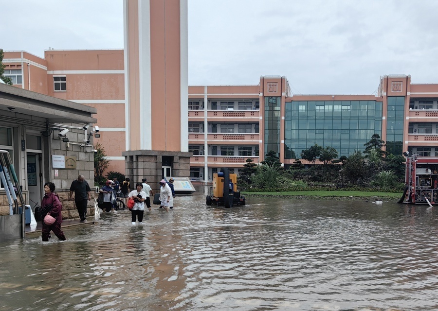 上海大团中学积水超1米,300多名学生撤离,"龙吸水"10小时接力抢排