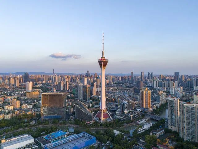 2025 年上半年，房地产市场马太效应愈发显著，成华区表现尤为突出，在土地、新房、二手房等领域全面领跑，成为主城楼市的“价值标杆”。 成华区实拍图近日，成华区房地产统计数据显示：2025年1-6月，区域新增供应商品房101.06万㎡，同比增长42%；商品房销售面积73.5万㎡，同比增长35.2%，其中商品住宅成交4567套、近60万㎡，同比增幅达36.2%。在上半年市场整体规模收缩的背景下，成华区