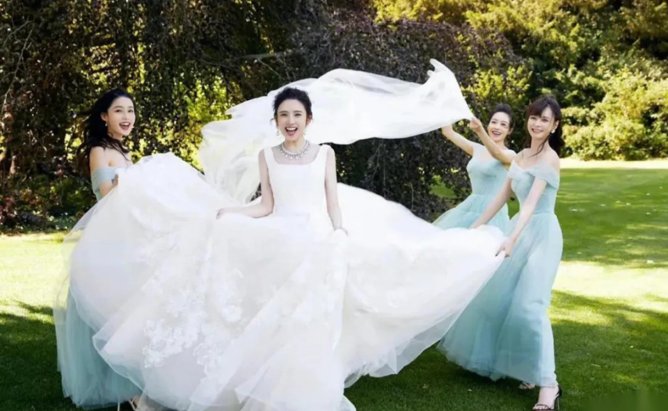 不是吧!当年被全网嘲笑的唐艺昕伴娘团,如今个个高攀不起