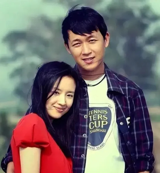 董洁与儿子拍摄封面,母子两人私下更像朋友,在家她围起围裙做饭