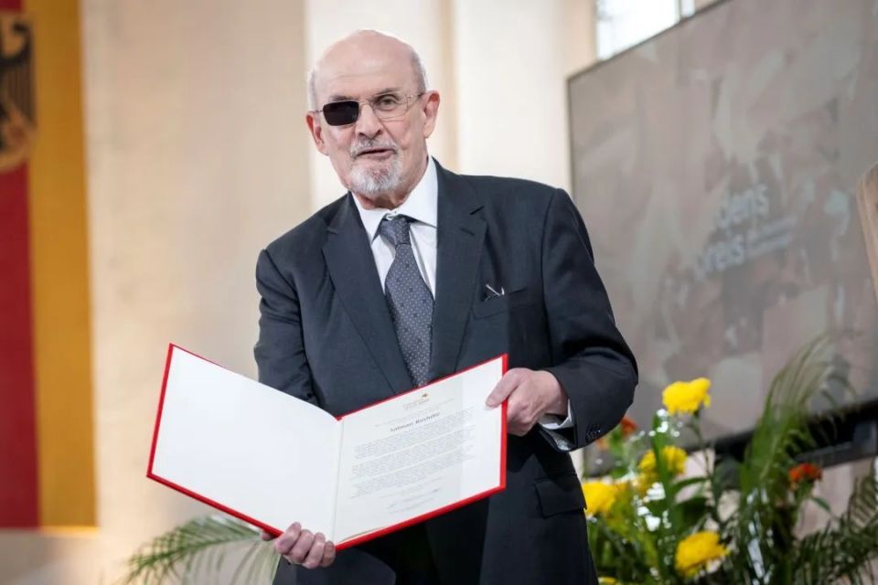 世界读书日x拉什迪:新书《刀》出版,用艺术回击暴力