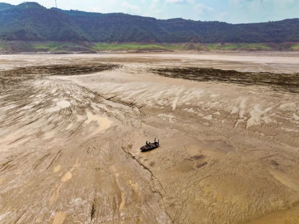 事发济源,两男子垂钓被困黄河中央淤泥