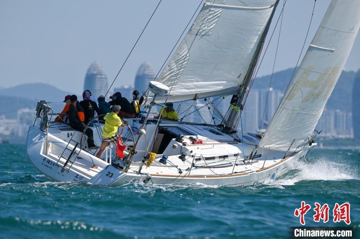 第十二届环海南岛国际大帆船赛在三亚开赛