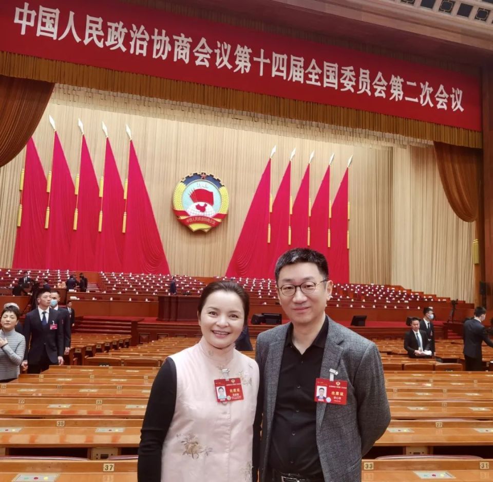 全国政协委员李心草,吴碧霞积极建言献策