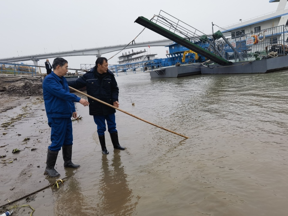 清晨长江上，三名水上环卫工救起一名年轻女子