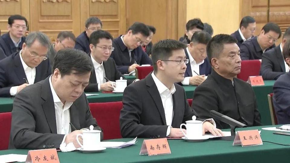 从新锐企业家到科技领军人物的飞跃，宇树创始人，那个座谈会上最年轻的人_腾讯新闻