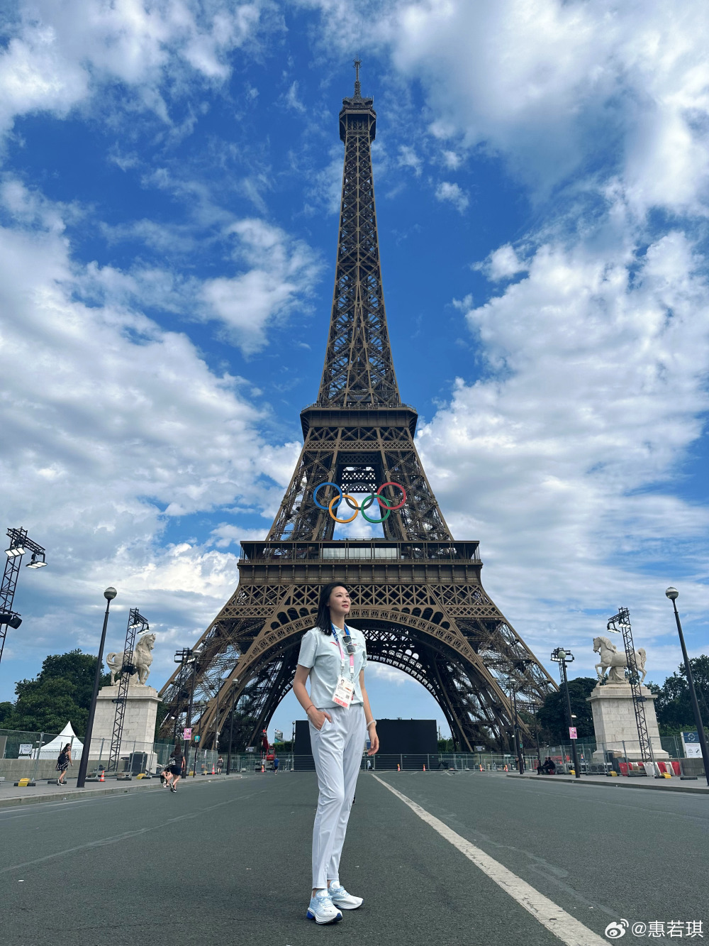 惠若琪晒埃菲尔铁塔前美照,担任巴黎奥运会直播解说,风采不减当年!