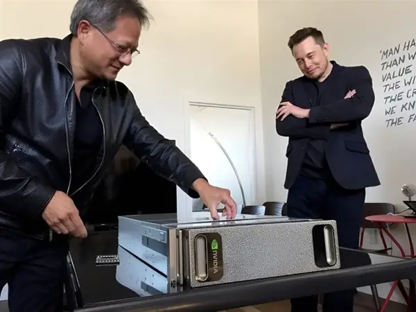 英伟达CEO黄仁勋向代表OpenAI的马斯克交付超算