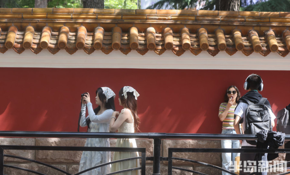 网红墙前拍照忙