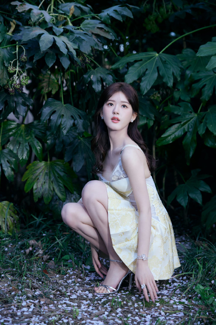 赵露思高定短裙惊艳亮相,奶黄色造型尽显甜美风范