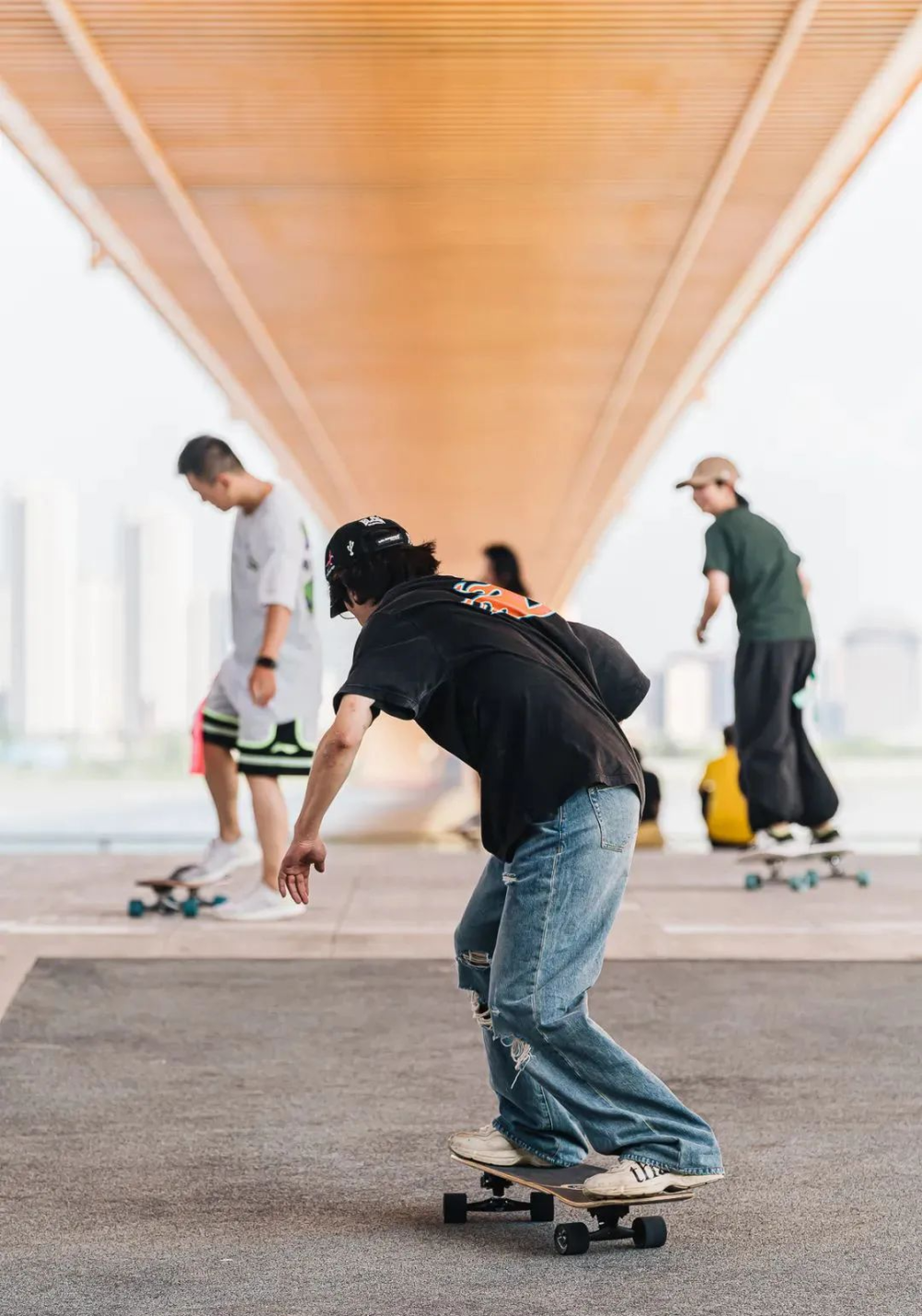 公园,还有涂鸦t台,攀岩网,跷跷板,滑梯,还可以玩滑轮,滑板~图/武汉