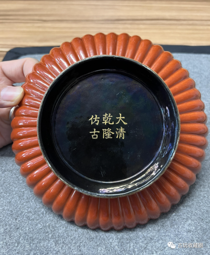 瓷器鉴赏：清乾隆珊瑚红釉仿朱漆描金御题诗文菊瓣盘-腾讯新闻