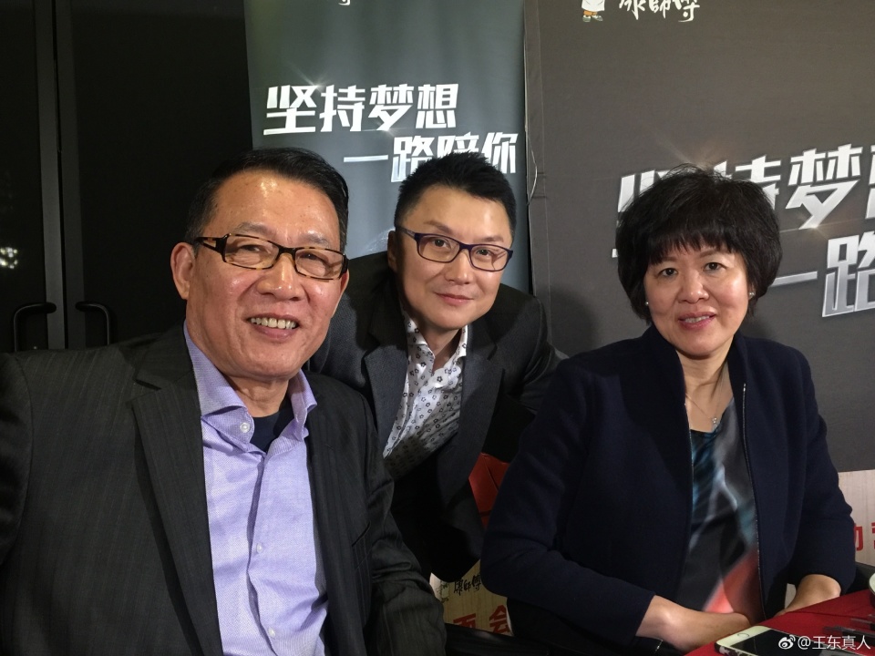 女排郎平近照曝光携老公与央视名嘴美国小聚红光满面英姿飒爽